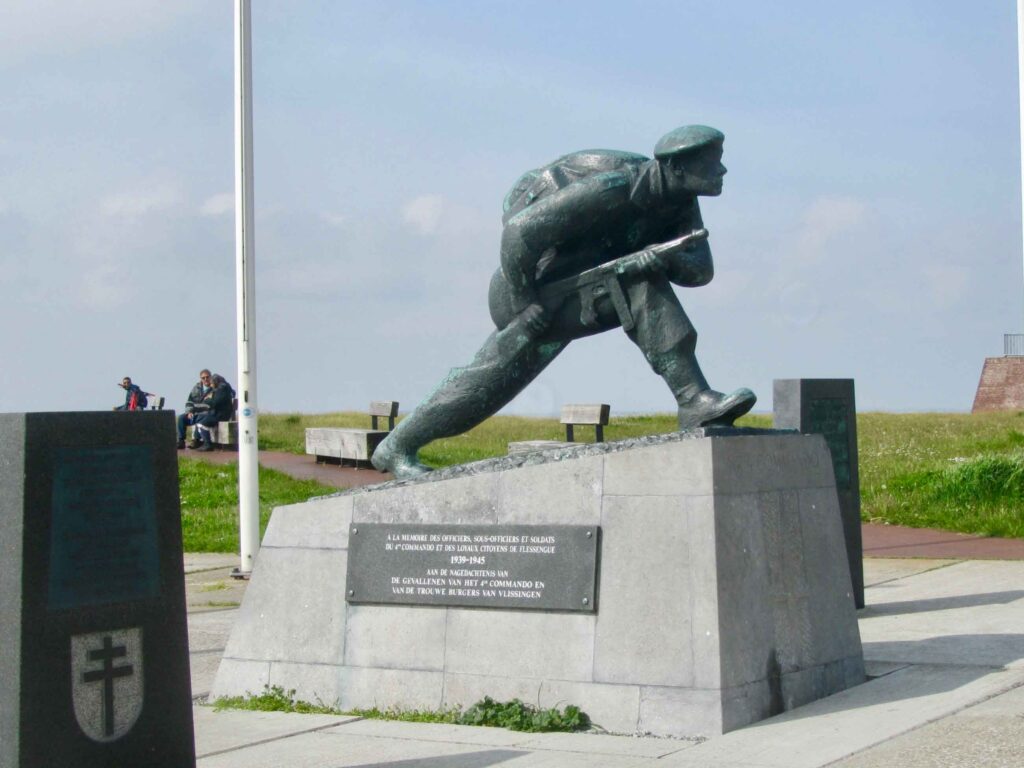 Herdenkingsmonument in Vlissingen met beeld van soldaat tijdens stadswandeling